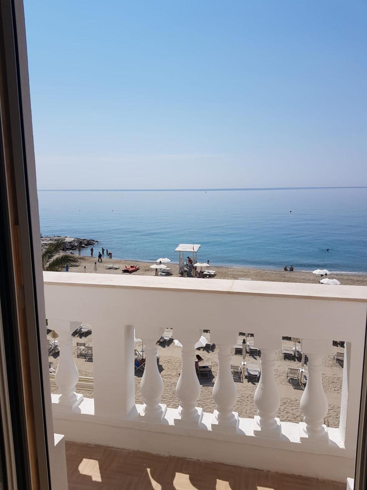 Blu Sea Apartments Pietra Ligure Eksteriør billede