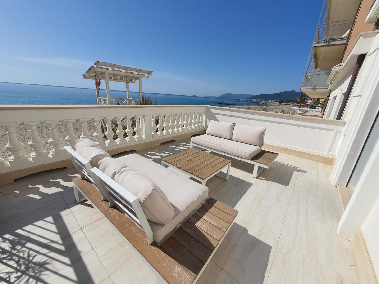 Blu Sea Apartments Pietra Ligure Eksteriør billede